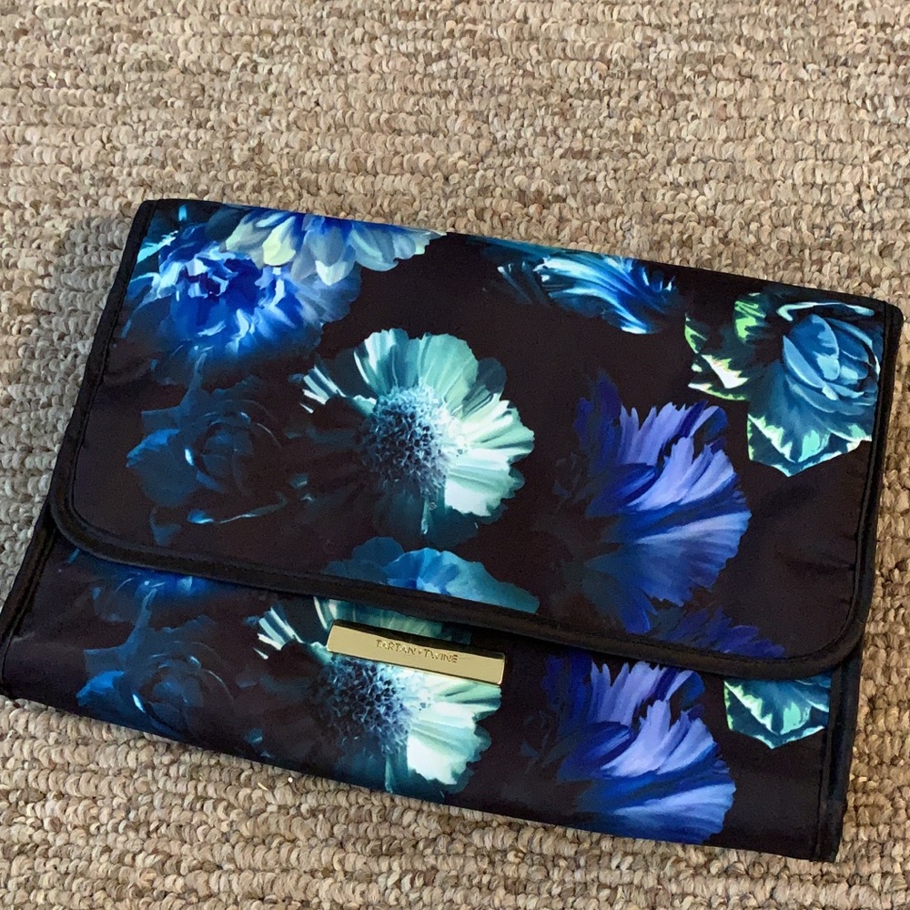 Hanging makeup bag